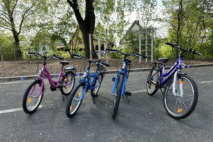 Neue Fahrräder und Fahrradhelme für die Buschkampschule, Bild 1